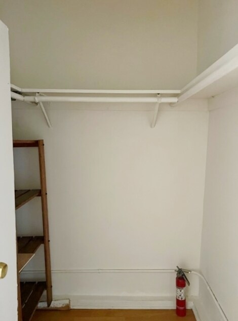 Vestidor - 4553 W 116th St