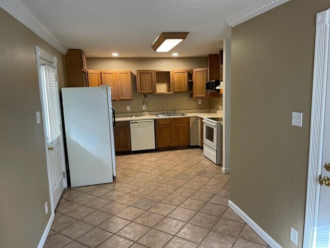 Building Photo - 860 Apache Trail