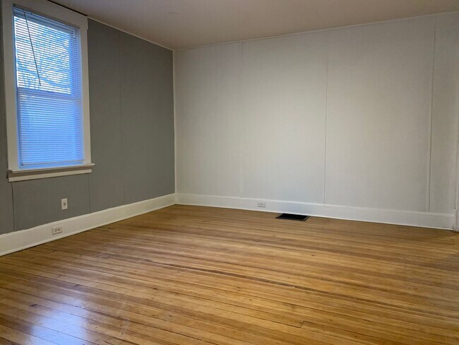 Building Photo - 2 Bedroom House Available Now!