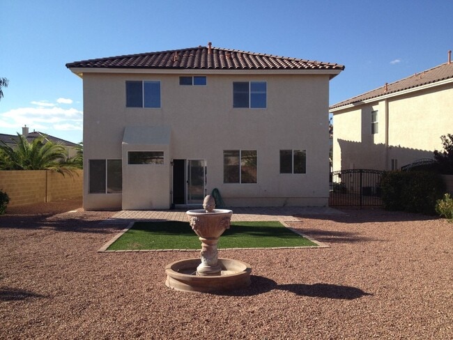 Building Photo - Gorgeous 3Bed/3Bath home located in Royal ...