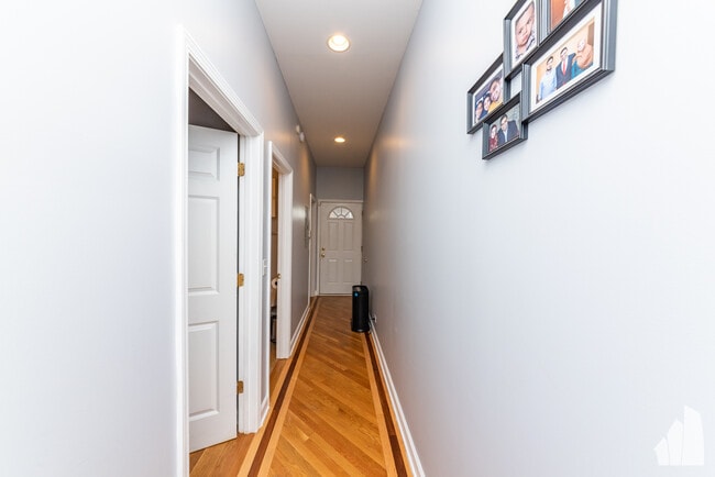 Photo - 2043 W Erie St Apartment