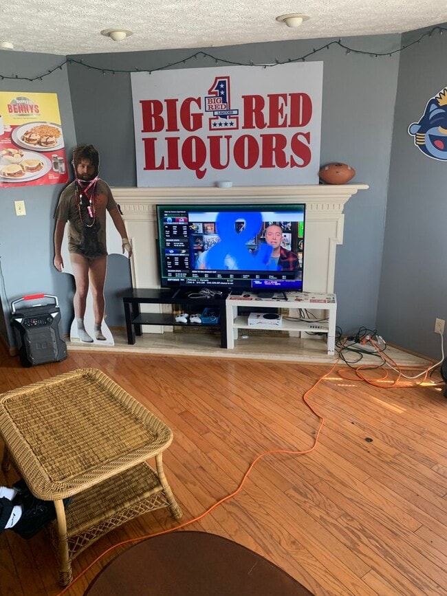 Building Photo - *** AVAILABLE AUGUST 2027 *** 3 Bedroom - 2 Bath Home (Great for a large group!)