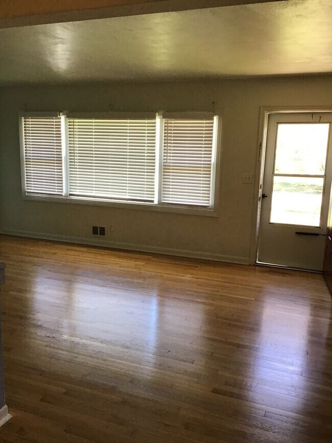 Foto del edificio - Spacious 3 bedroom 1 bath available soon (...