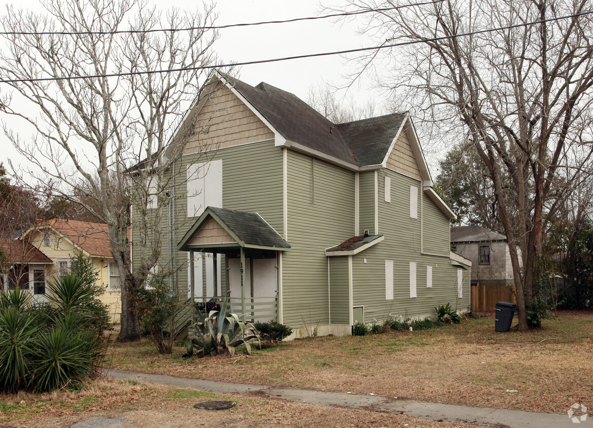 Building Photo - Apts A,B,C&D