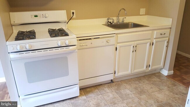 Building Photo - 6027 Majors Ln