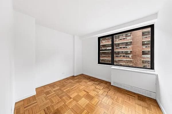 Foto del edificio - 320 E 23rd St
