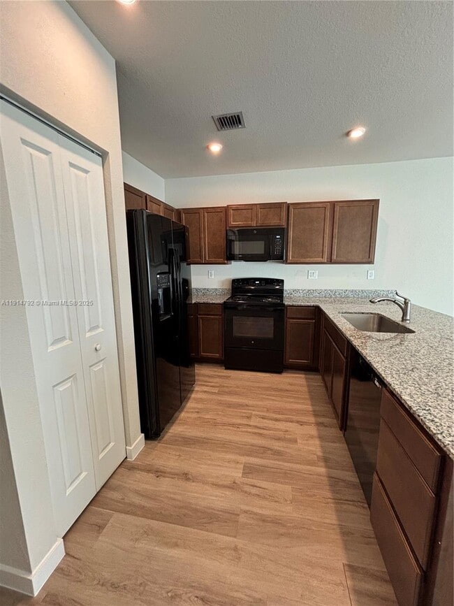 Building Photo - 1021 NE 5th Ave