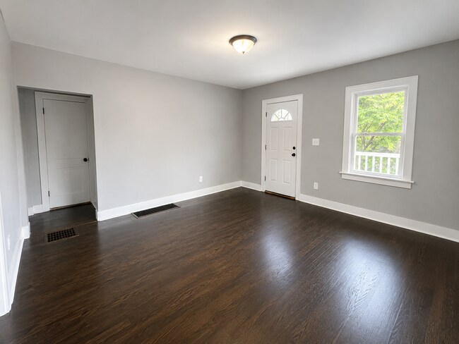 Foto del edificio - Charming North Linden Home with Fenced Backyard