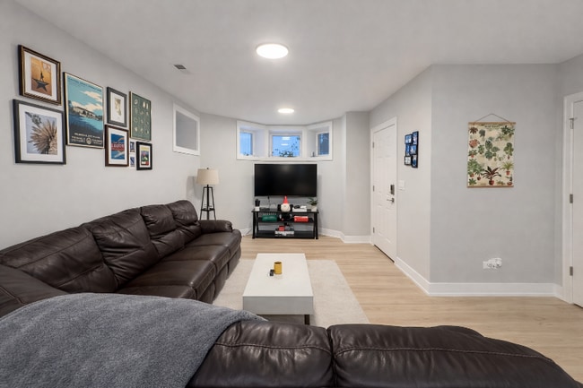 Photo - 1535 N Maplewood Ave Apartment