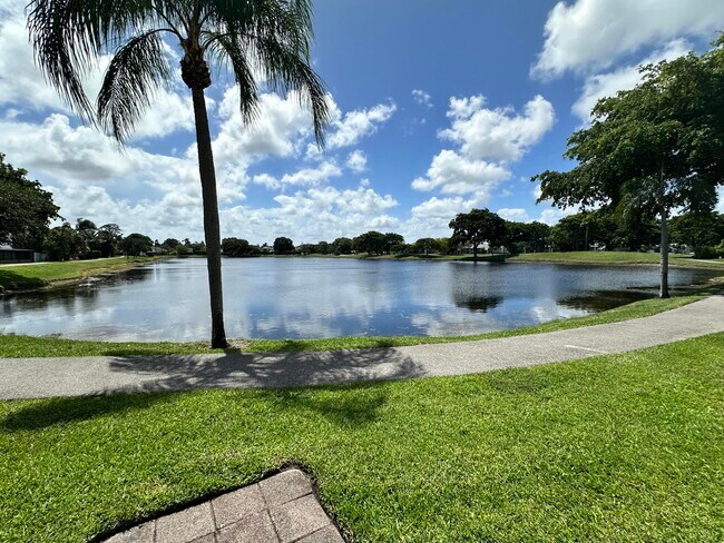 Foto del edificio - 17 Tara Lakes Dr E