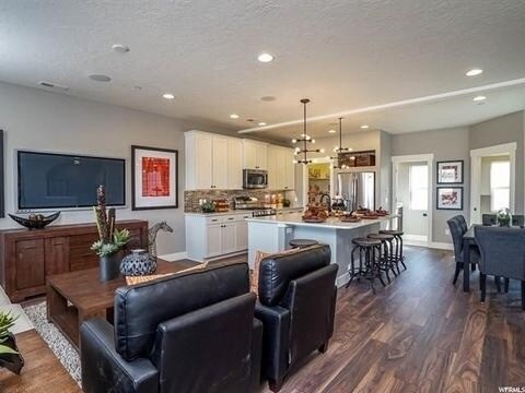 Foto del edificio - Beautiful home within walking of Station Park with HOA swimming pool.