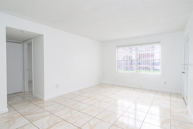 Foto del edificio - 5325 Curry Ford Rd