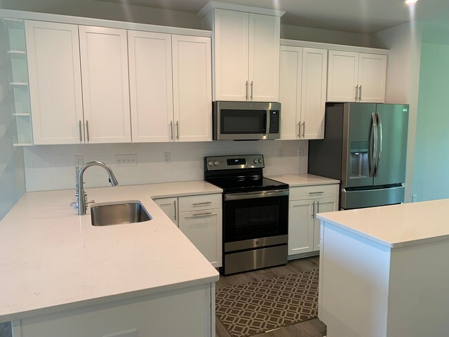 Foto del edificio - Beautiful Three Bedroom Townhouse!