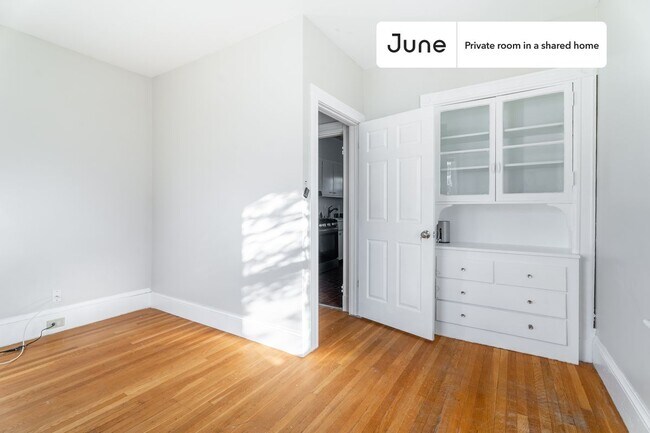 Building Photo - Room in Shared 3 bed/1 bath home