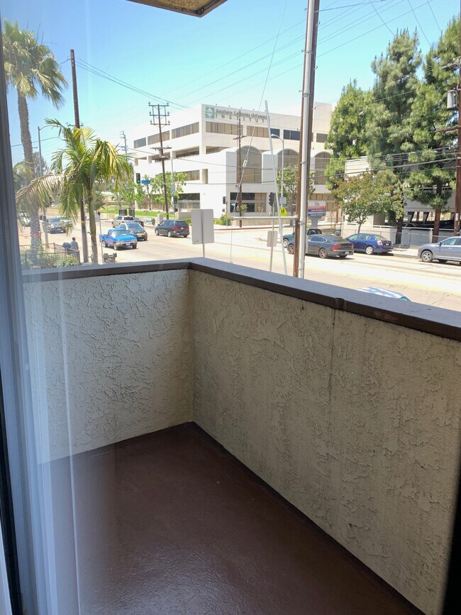 Building Photo - 15040 Vanowen St