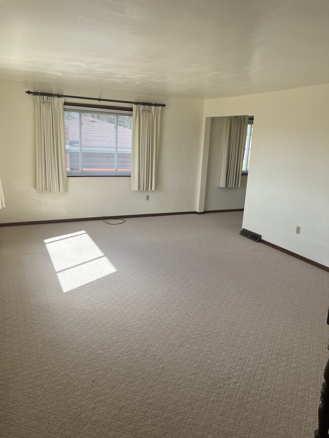 Building Photo - 215 Orchard Hill Dr