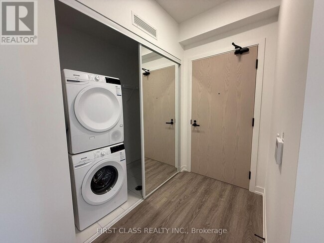 Building Photo - 8 Interchange Wy