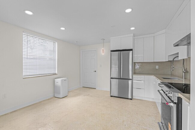 Building Photo - 2865 SW 16th St