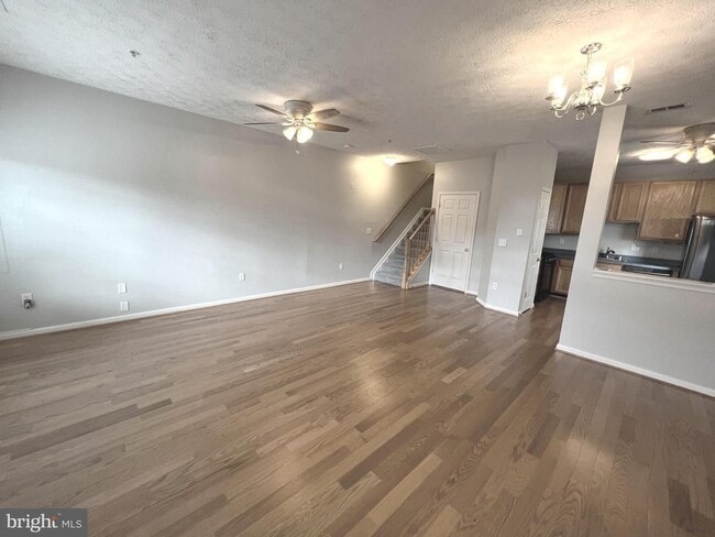 Building Photo - Beautiful 3 bedroom 2.5 bath townhouse/con...