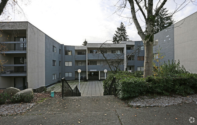 Photo du bâtiment - West Coast Apartments