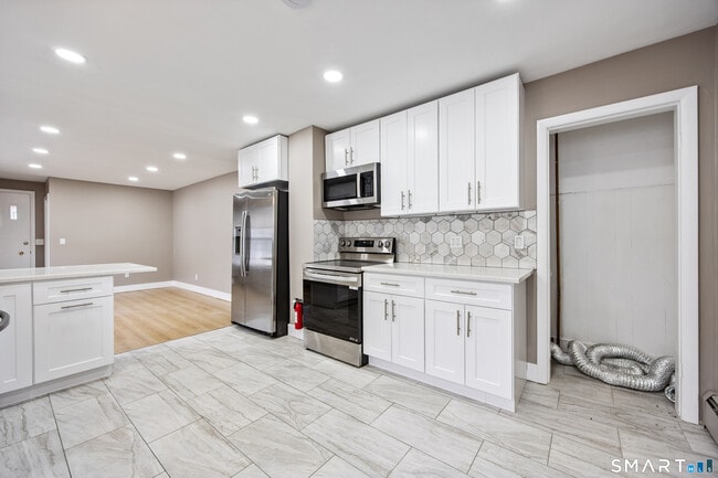 Building Photo - 87 Putnam St