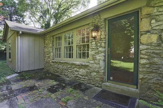 Building Photo - Stone cottage with great personality on 1 ...