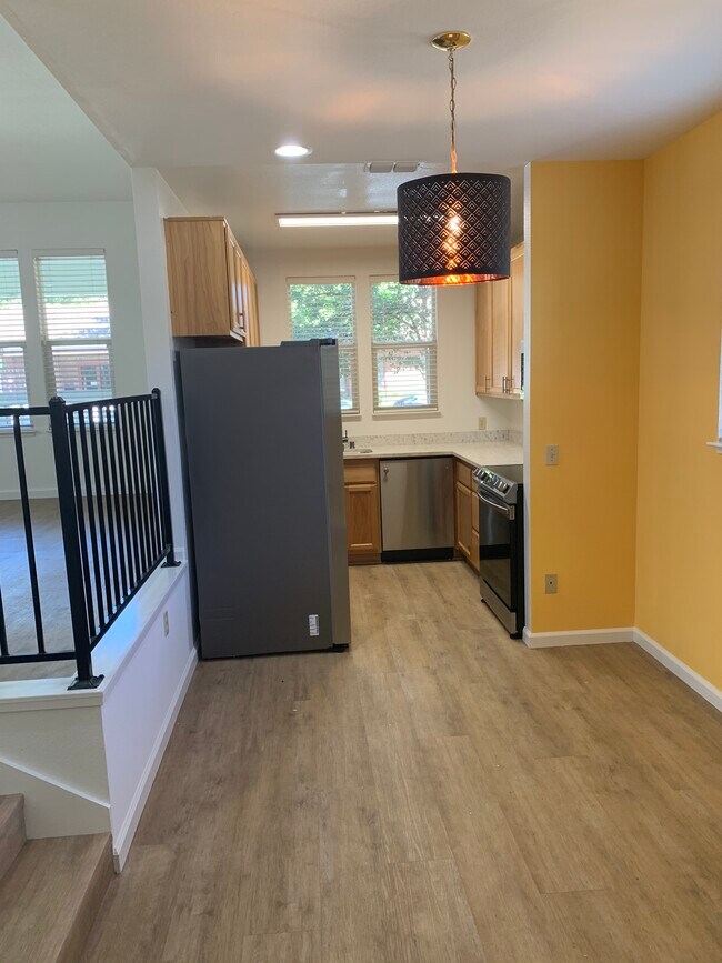 Looking towards the kitchen from the dining area. - 504 S St