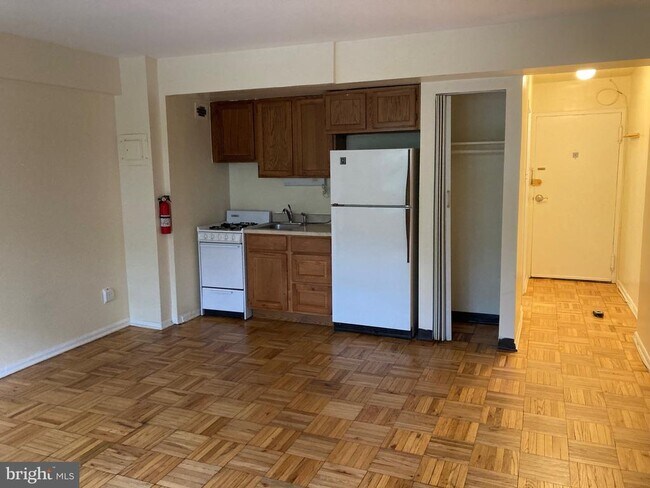Foto del edificio - 1801 Clydesdale Pl NW