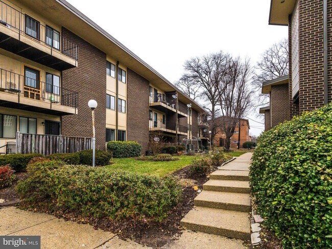 Foto del edificio - Cozy 2BD 1BTH beautifully updated condo in Suitland ready for move in
