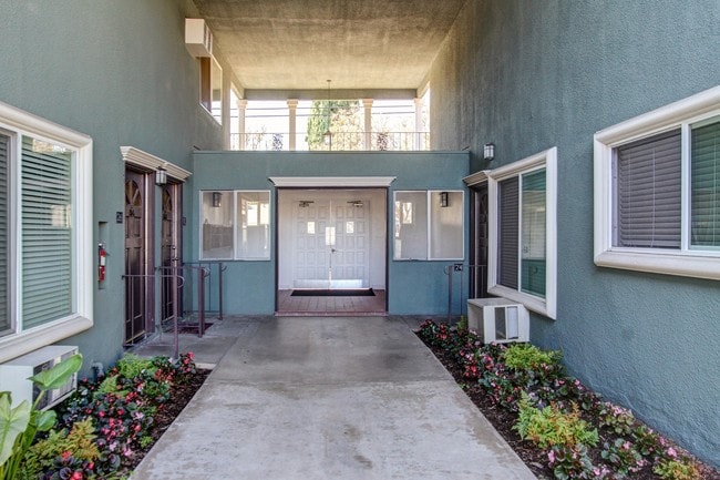 Building Photo - Las Casitas