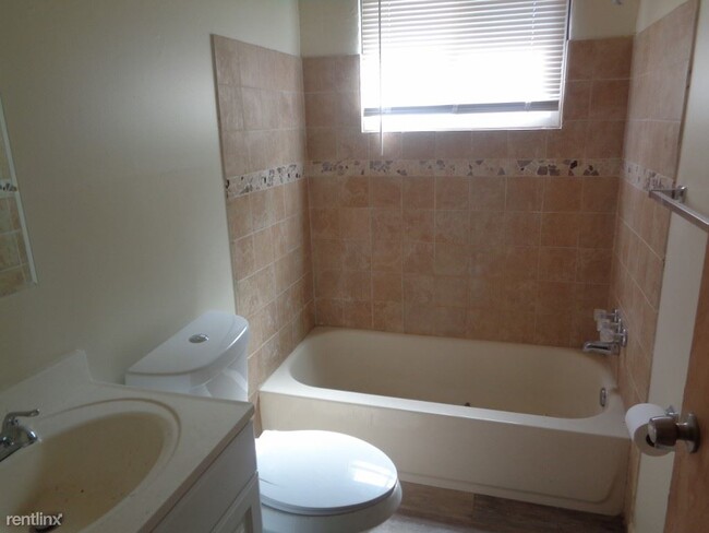 Foto del edificio - 3 br, 1 bath House - 19957 Westbrook St