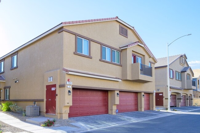 Foto del edificio - NW 3 Bedroom Townhouse!! Gated Community Pool!! 2 Car Garage!!! No Carpet downstairs.