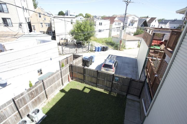 Foto del edificio - 3023 N Oakley Ave