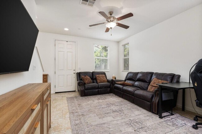 Foto del edificio - $2,295 Barstow & De Wolf, 3 Bedroom House ...