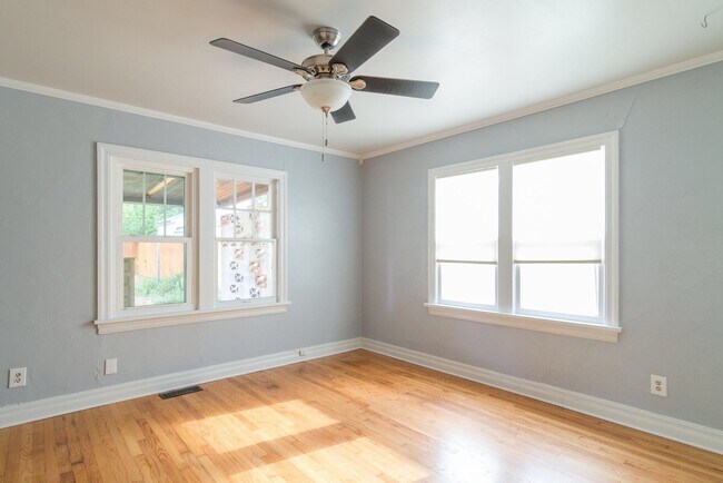 Foto del edificio - 2 Bed 1 Bath Detached 2 Car Garage in Denn...