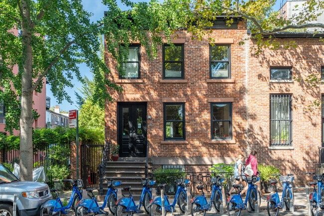 Boerum Hill offers residents great walkability & many ways to get around, including Citi Bikes.