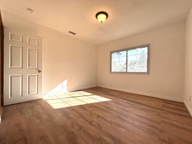 Foto del edificio - 439 W Buckthorn St