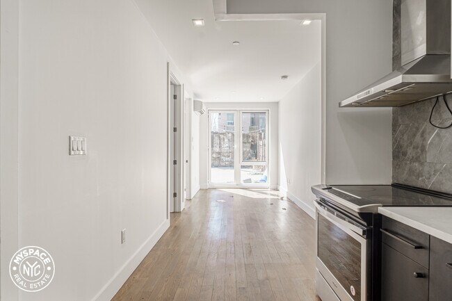 Building Photo - 916 Bergen St
