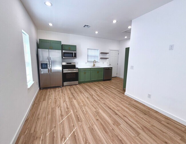 Foto del edificio - Completely Remodeled 1BD 1BA Duplex Locate...