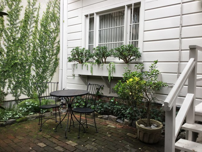 Private garden - 41 Malvina Pl