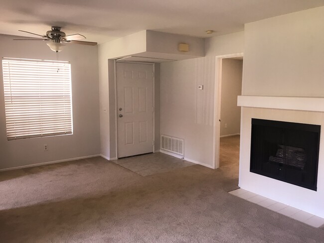 Foto del edificio - 1 Bed, 1 Bath Condo - Fireplace + Private ...