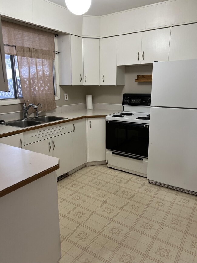 Building Photo - 11 Krivel Crescent