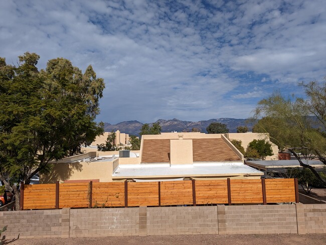 Building Photo - 625 S Prudence Rd