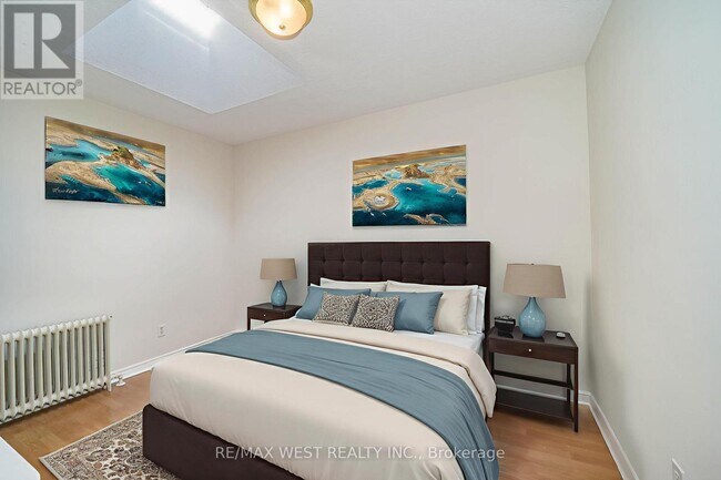 Building Photo - 818 The Queensway