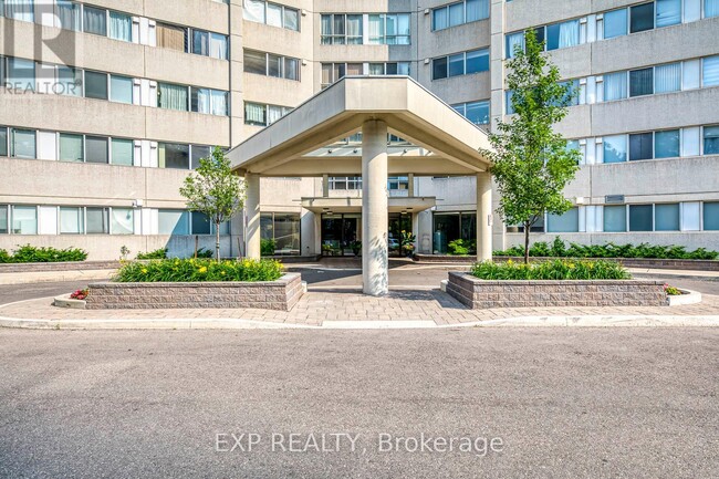 Building Photo - 3700-3700 Kaneff Crescent