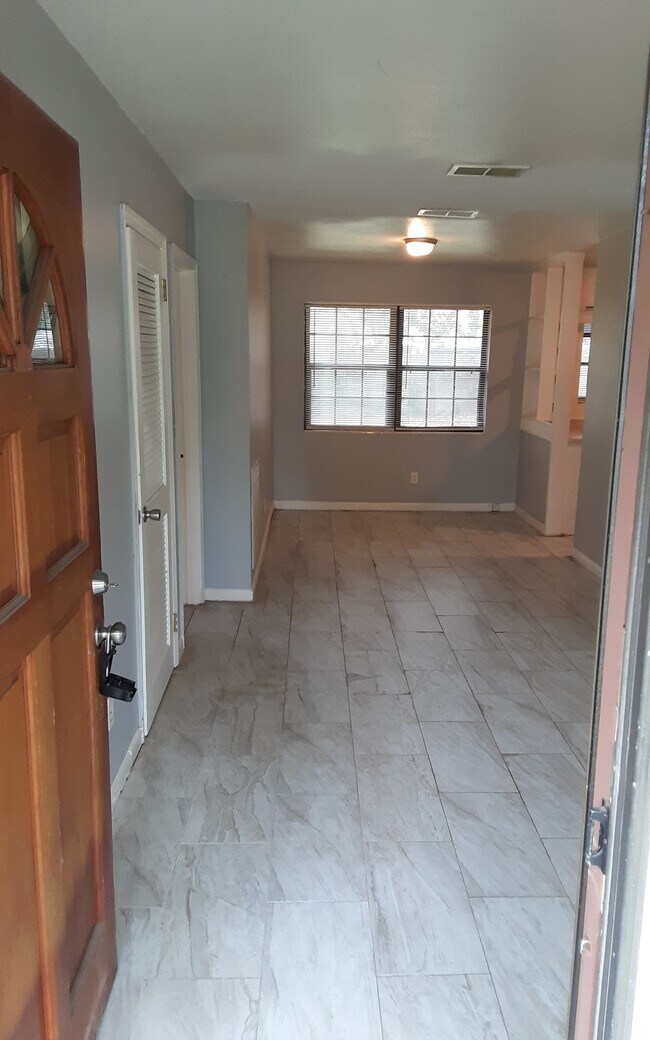 Building Photo - 2211 Patou Dr W