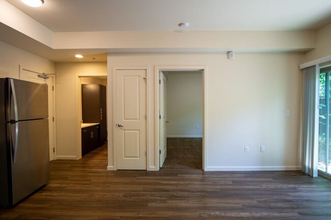 Photo - Great Modern 1 Bedroom in Sellwood w/ W&D + Private Patio Apartment