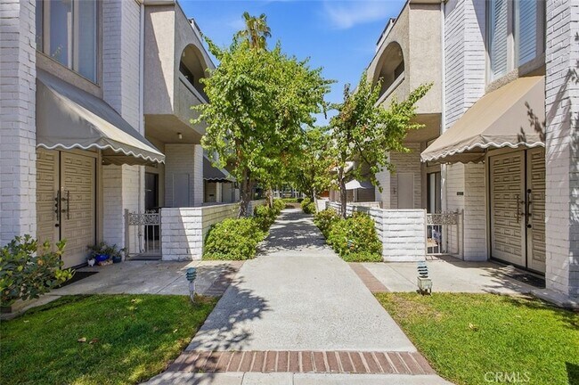Building Photo - 5305 White Oak Ave