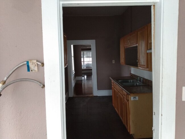 Building Photo - 4 Bedroom/2 bath