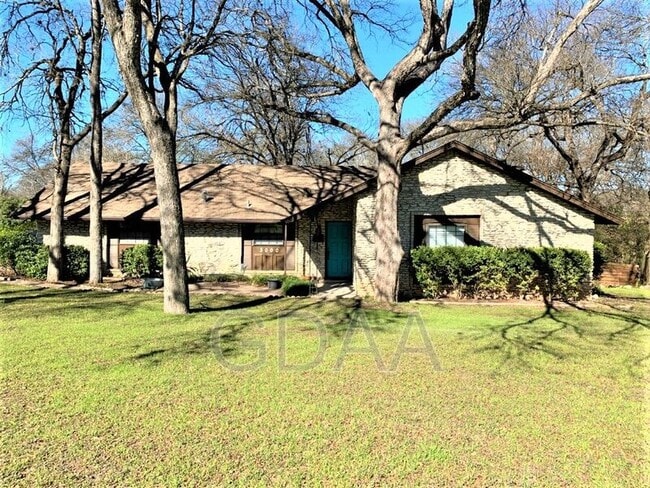 Building Photo - 3000 Lakeside Dr